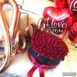 Exclusive Roses® 100 szál ,10 szív Lufi & 1 szál ÖRÖK RÓZSA a Közepén.