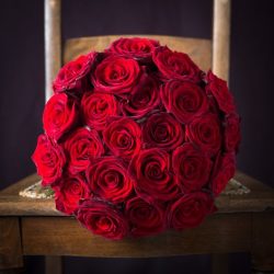 Rózsa csokor vörös 25 szálas kötésben