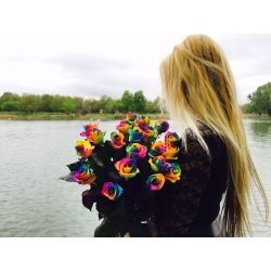 Szivárvány rózsa csokor 19 szálas kötésben